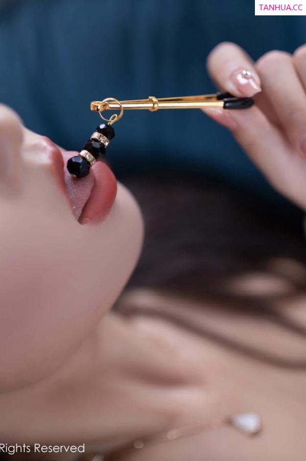 唐安琪  [XiuRen]高清写真图 2023.10.09 No.7482 唐安琪 短裙美腿第32张图片
